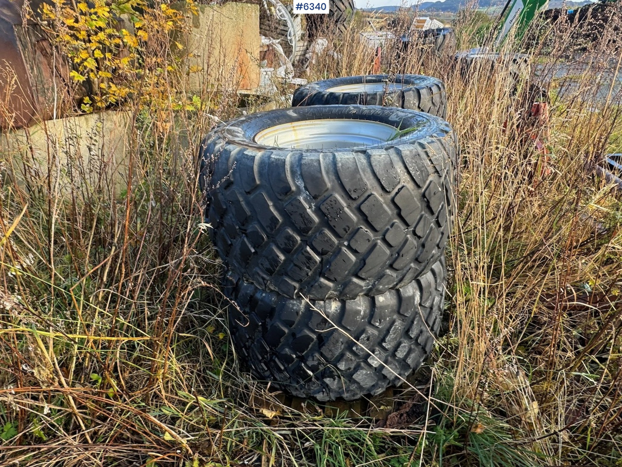 4 tires for dump trailer - Komplektne ratas - Ehitusmasinad: pilt 1 4 tires for dump trailer - Komplektne ratas - Ehitusmasinad: pilt 1