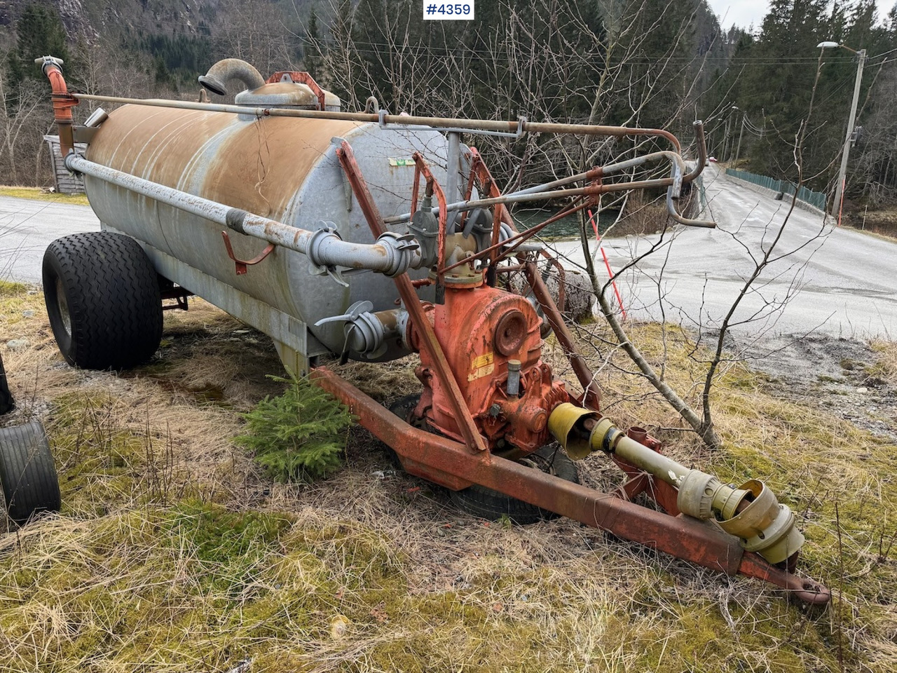 Bauer Manure spreader with boom cannon. - Sõnnikulaotur: pilt 1 Bauer Manure spreader with boom cannon. - Sõnnikulaotur: pilt 1