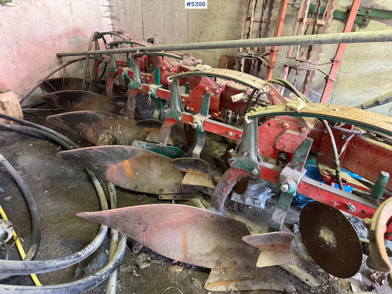 Kverneland 5-furrow plough. - Maaharimisseadmed: pilt 1 Kverneland 5-furrow plough. - Maaharimisseadmed: pilt 1