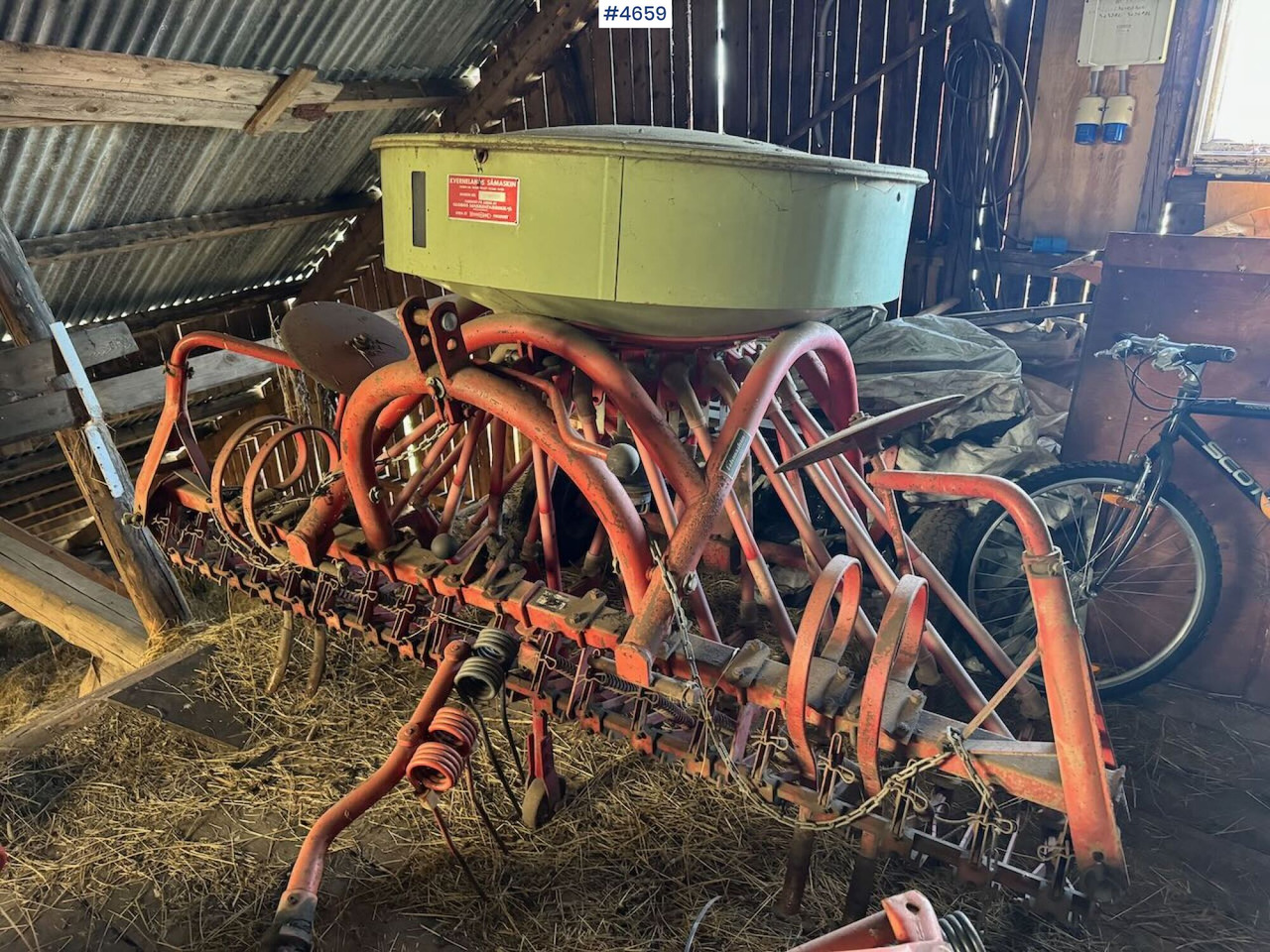 Kverneland seed drill w/ grass seed unit - Kombain-külvimasin: pilt 2 Kverneland seed drill w/ grass seed unit - Kombain-külvimasin: pilt 2