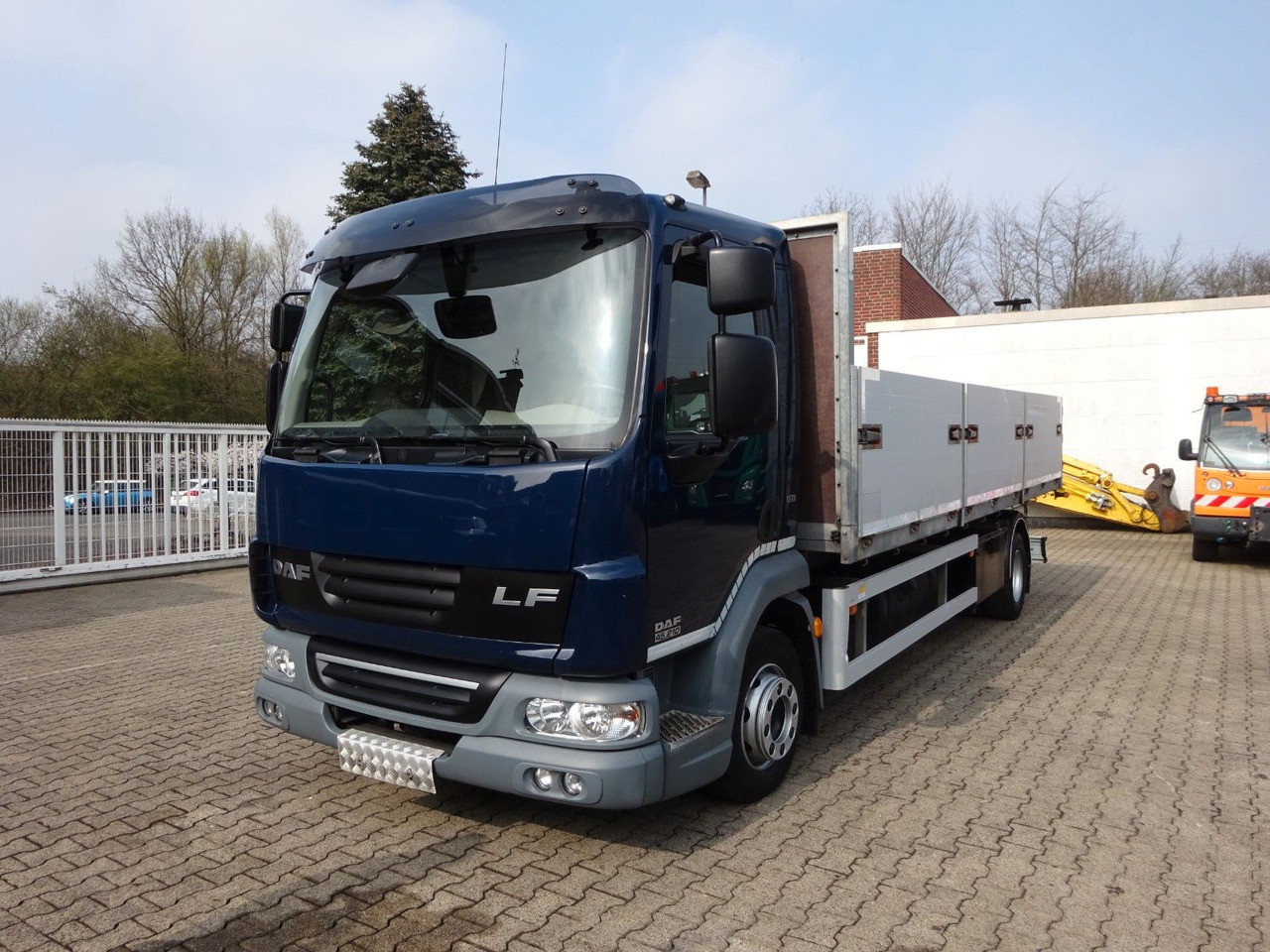 DAF LF 45.210 Kipper 4x2 - Kallurauto: pilt 2 DAF LF 45.210 Kipper 4x2 - Kallurauto: pilt 2