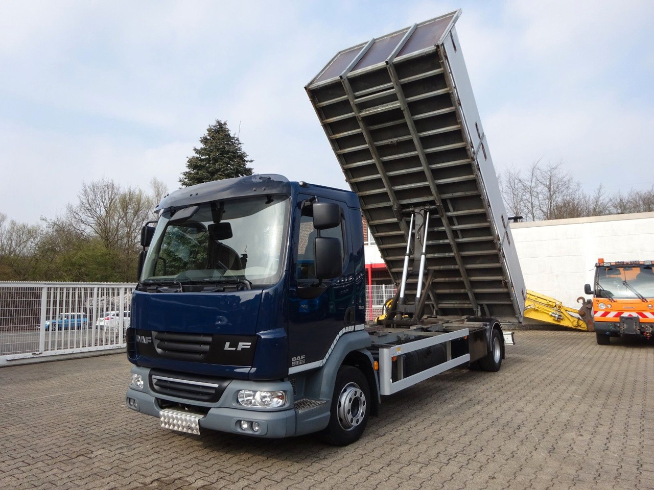 DAF LF 45.210 Kipper 4x2 - Kallurauto: pilt 1 DAF LF 45.210 Kipper 4x2 - Kallurauto: pilt 1