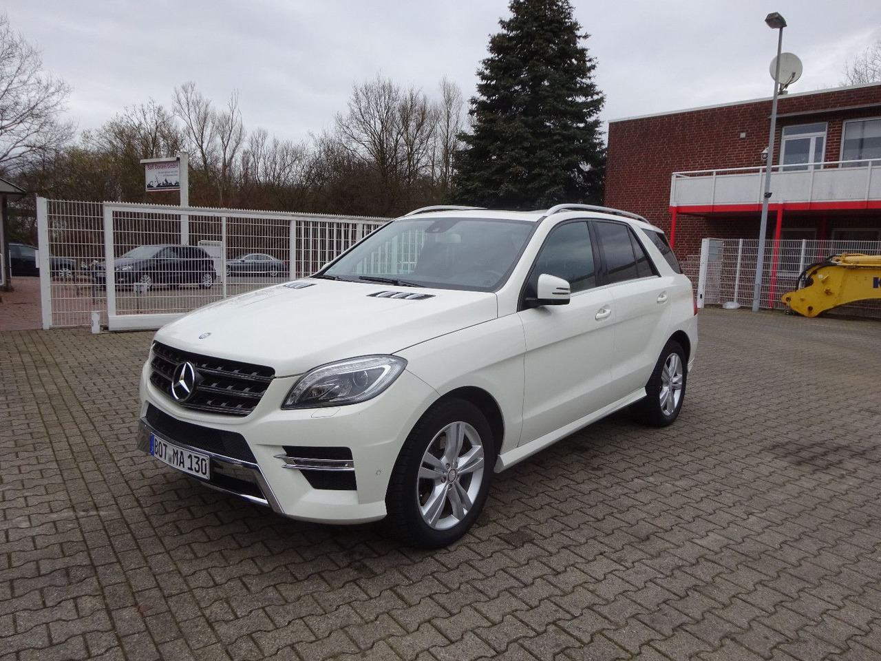 Mercedes-Benz ML 350 CDI BlueTec Mercedes-Benz ML 350 CDI BlueTec. AMG Paket - Maastur: pilt 2 Mercedes-Benz ML 350 CDI BlueTec Mercedes-Benz ML 350 CDI BlueTec. AMG Paket - Maastur: pilt 2