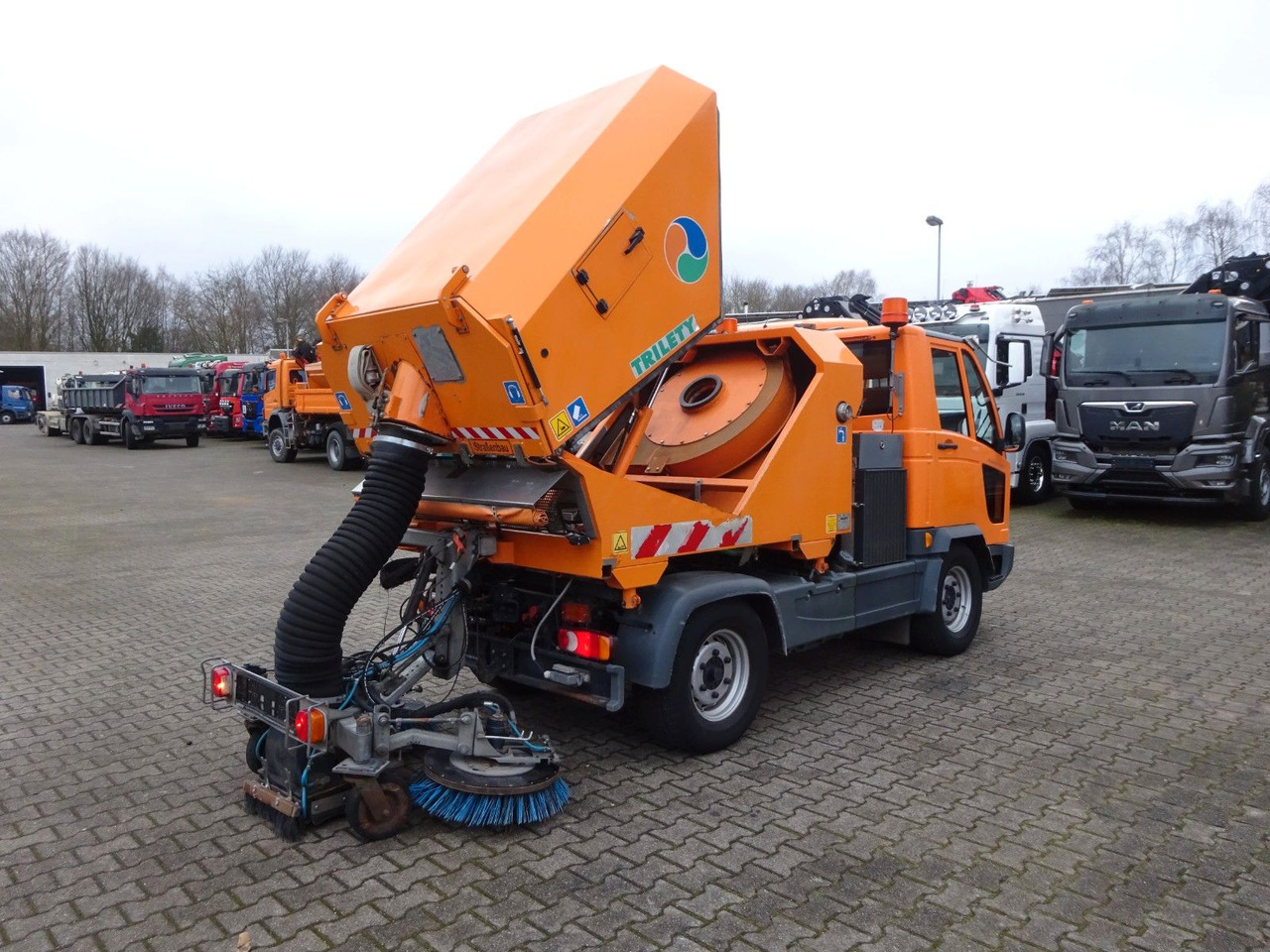 Multicar M30 HAKO FUMO Kehrmaschine+Kipper Wechsel-System - Tarbesõiduk kallur: pilt 4 Multicar M30 HAKO FUMO Kehrmaschine+Kipper Wechsel-System - Tarbesõiduk kallur: pilt 4