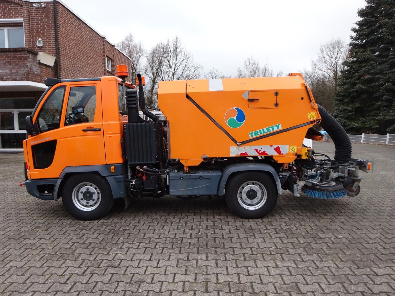 Multicar M30 HAKO FUMO Kehrmaschine + Schneeplatte 4x4 - Tarbesõiduk kallur: pilt 4 Multicar M30 HAKO FUMO Kehrmaschine + Schneeplatte 4x4 - Tarbesõiduk kallur: pilt 4