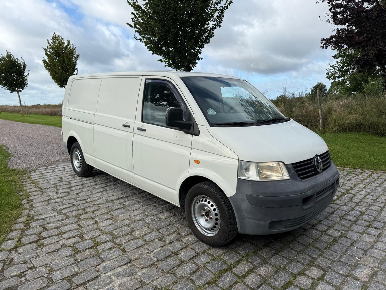 Volkswagen T5 Transporter 2.5 TDI Kasten lang *2500 € - Väike kaubik: pilt 1 Volkswagen T5 Transporter 2.5 TDI Kasten lang *2500 € - Väike kaubik: pilt 1