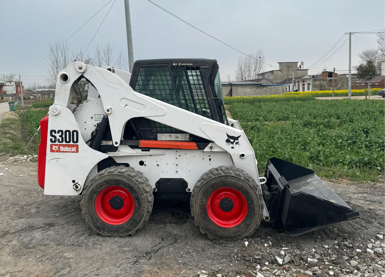 BOBCAT S300 - Kompaktlaadur: pilt 1 BOBCAT S300 - Kompaktlaadur: pilt 1