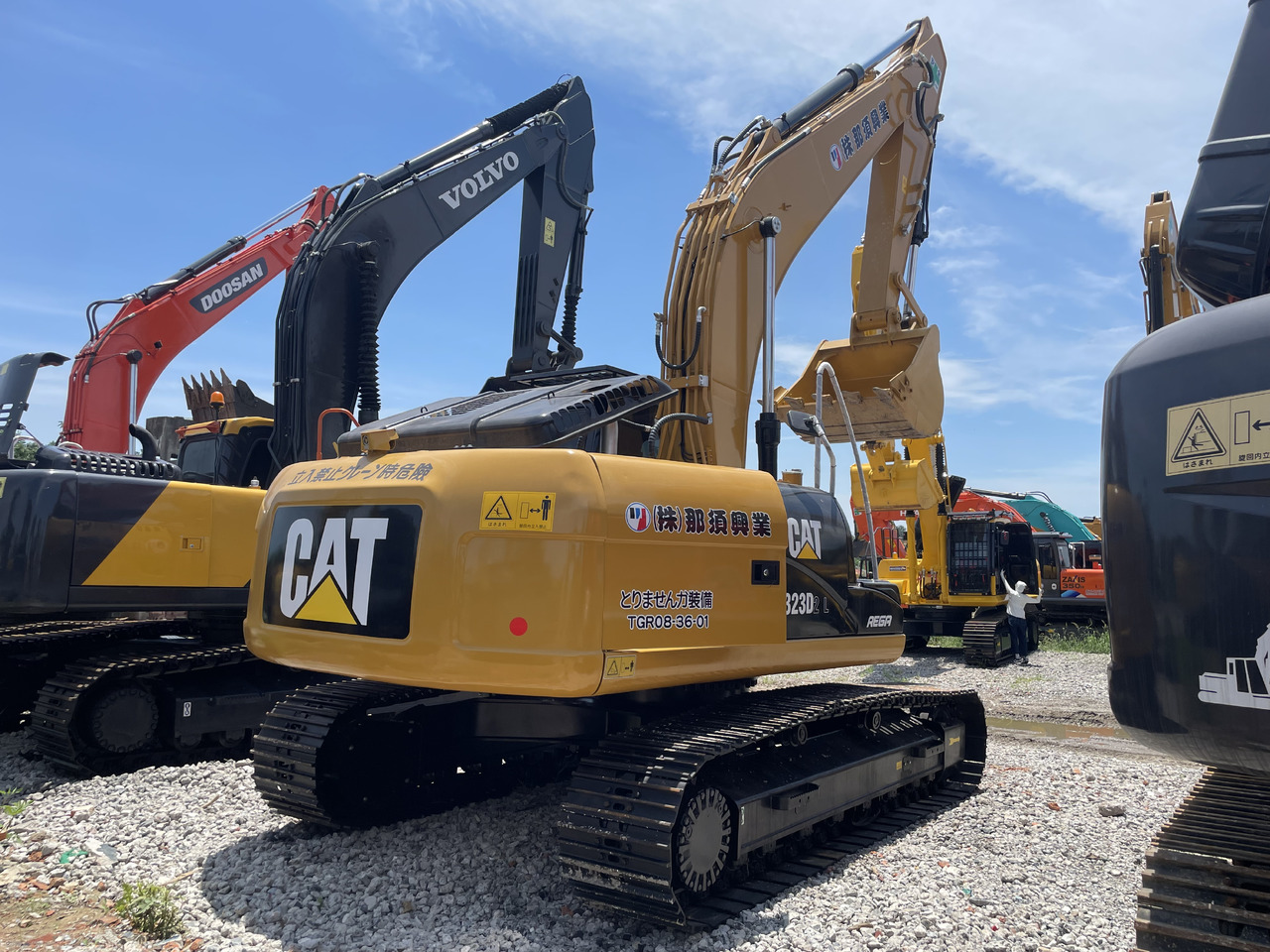 CATERPILLAR 323D2 - Lintekskavaator: pilt 3 CATERPILLAR 323D2 - Lintekskavaator: pilt 3