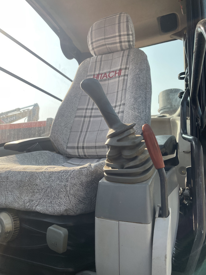 HITACHI ZX130 - Lintekskavaator: pilt 3 HITACHI ZX130 - Lintekskavaator: pilt 3