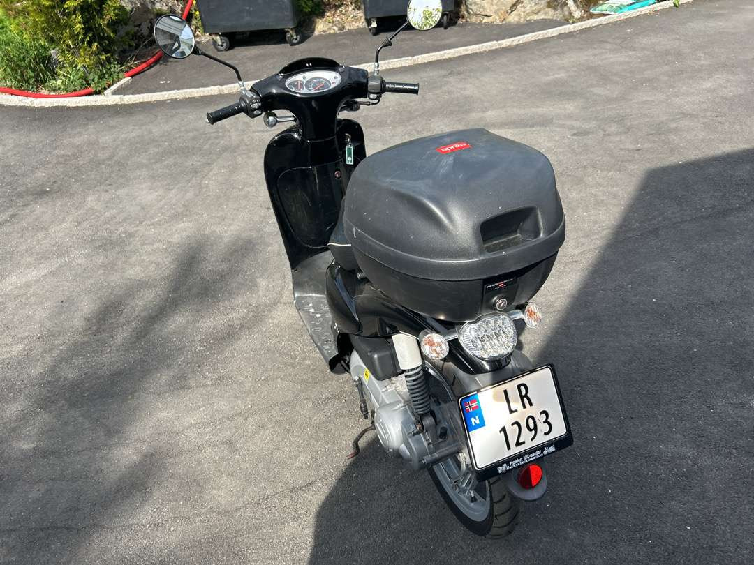 2011 Moped APRILIA APRILIA SCARABEO50 2T NERO APR - Mootorratta haagis: pilt 4 2011 Moped APRILIA APRILIA SCARABEO50 2T NERO APR - Mootorratta haagis: pilt 4