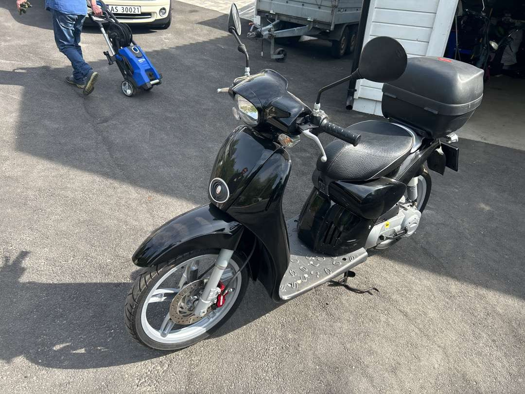 2011 Moped APRILIA APRILIA SCARABEO50 2T NERO APR - Mootorratta haagis: pilt 1 2011 Moped APRILIA APRILIA SCARABEO50 2T NERO APR - Mootorratta haagis: pilt 1