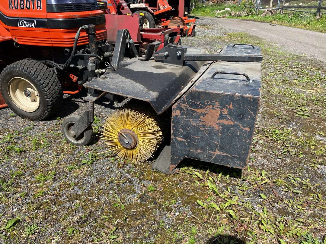 2000 Kubota G1700//Sitteklipper med feier og oppsamler - Muu seadmestik: pilt 5 2000 Kubota G1700//Sitteklipper med feier og oppsamler - Muu seadmestik: pilt 5