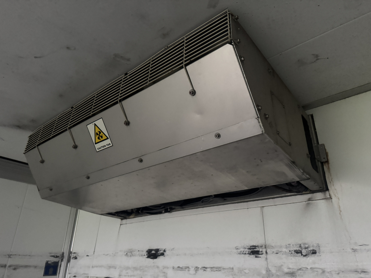 Pealisehitus ja välispind - Veoauto Chłodnia Kontener Izoterma Schmitz Agregat Mitsubishi Mercedes Man Iveco Schmitz Cargobull: pilt 9