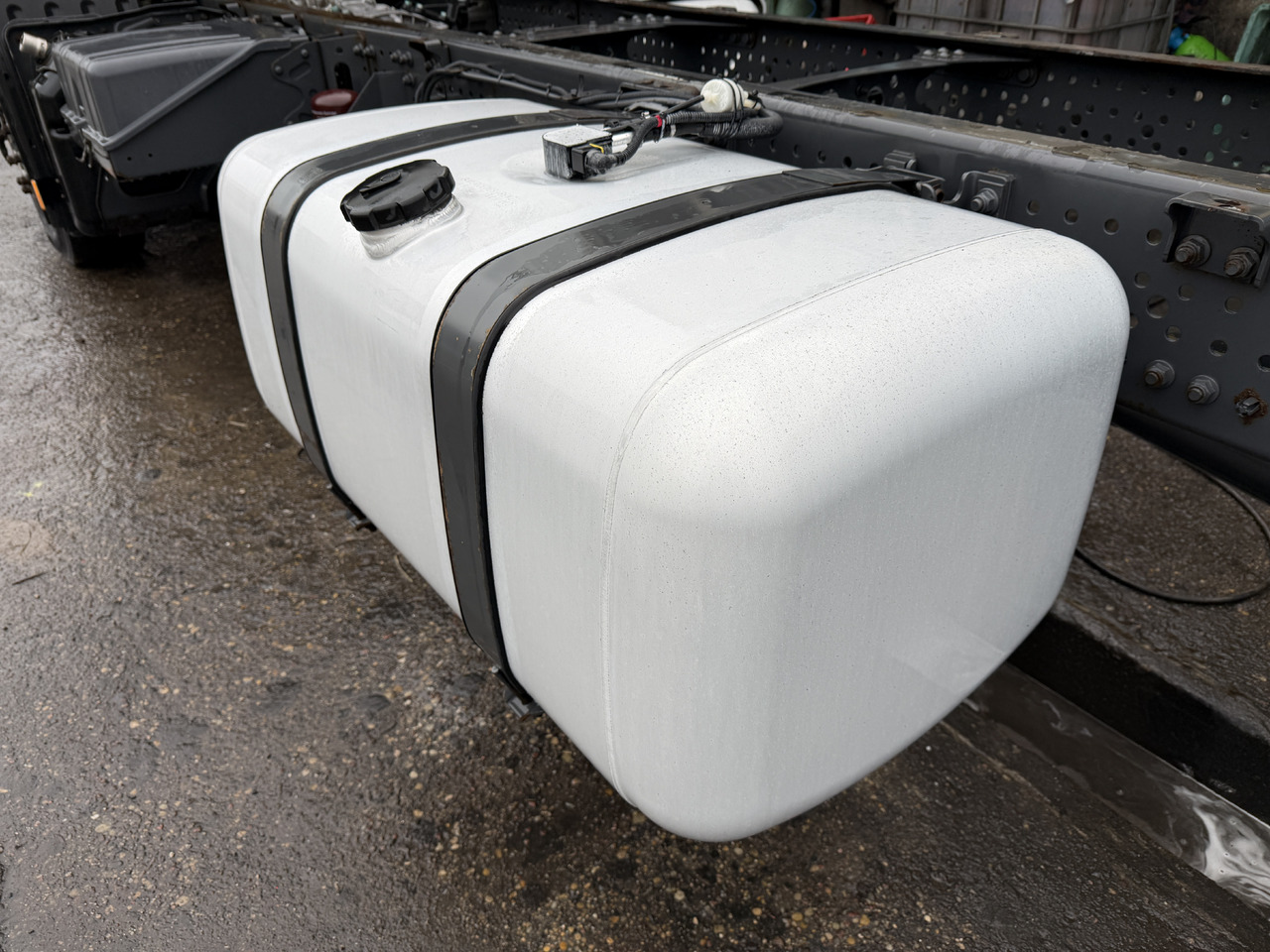 Mercedes Actros MP 4 Antos 390L - Kütusepaak: pilt 3 Mercedes Actros MP 4 Antos 390L - Kütusepaak: pilt 3