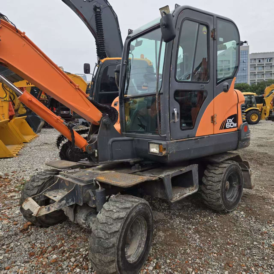 DOOSAN DX60W - Ratastel ekskavaator: pilt 3 DOOSAN DX60W - Ratastel ekskavaator: pilt 3