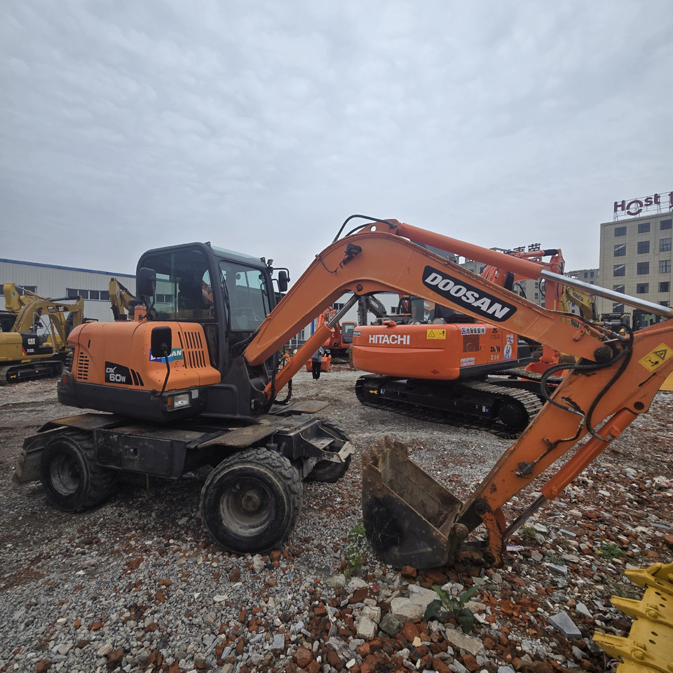 DOOSAN DX60W - Ratastel ekskavaator: pilt 2 DOOSAN DX60W - Ratastel ekskavaator: pilt 2