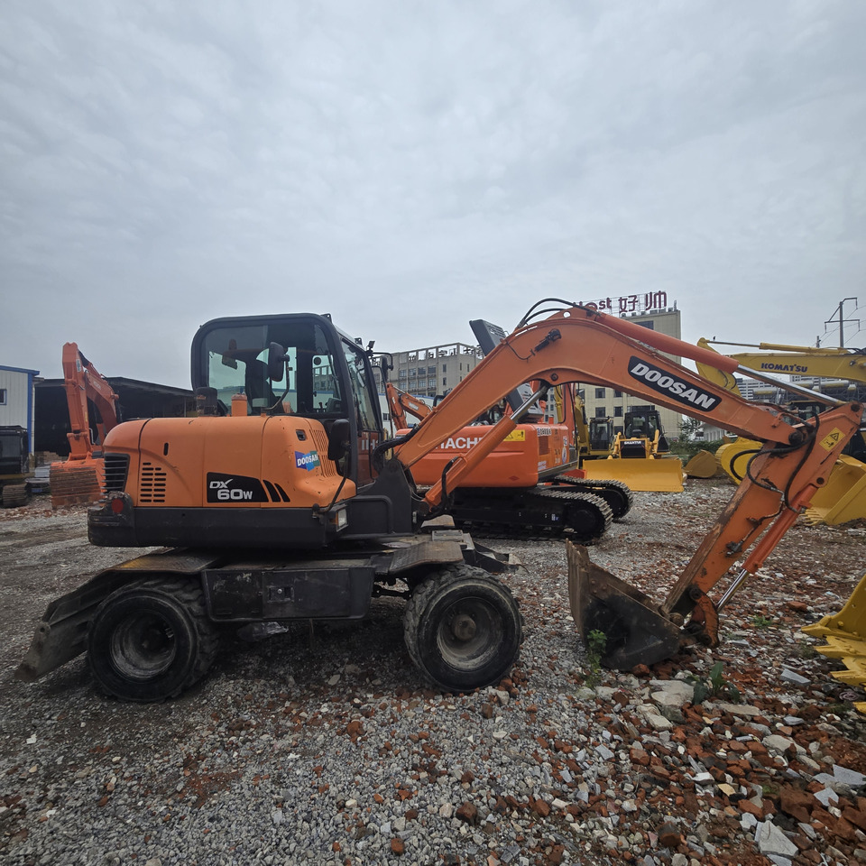 DOOSAN DX60W - Ratastel ekskavaator: pilt 1 DOOSAN DX60W - Ratastel ekskavaator: pilt 1