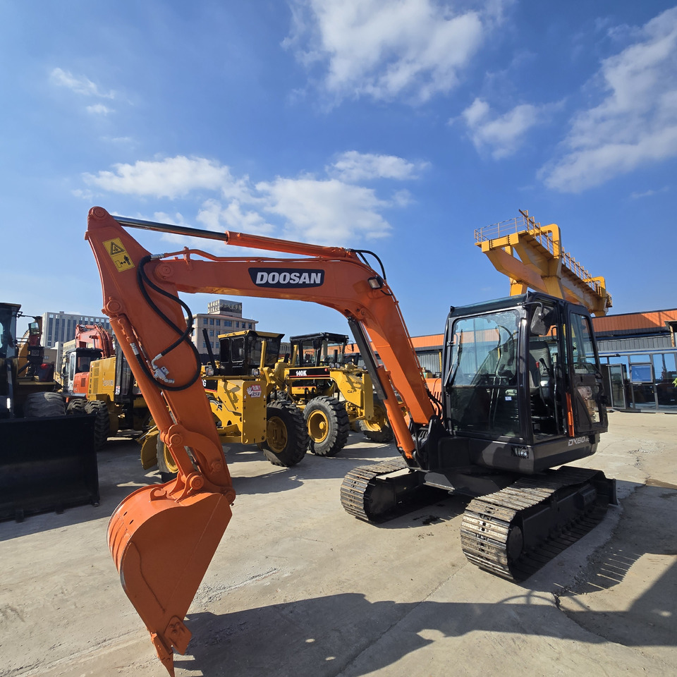 Doosan DX60 - Miniekskavaator: pilt 1 Doosan DX60 - Miniekskavaator: pilt 1