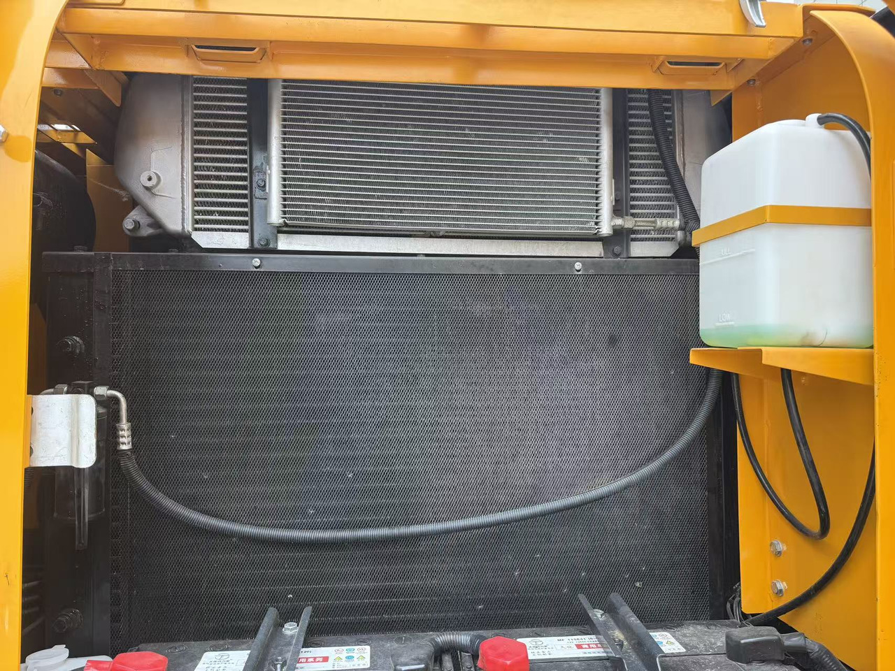 HYUNDAI R220LC-9S - Lintekskavaator: pilt 4 HYUNDAI R220LC-9S - Lintekskavaator: pilt 4