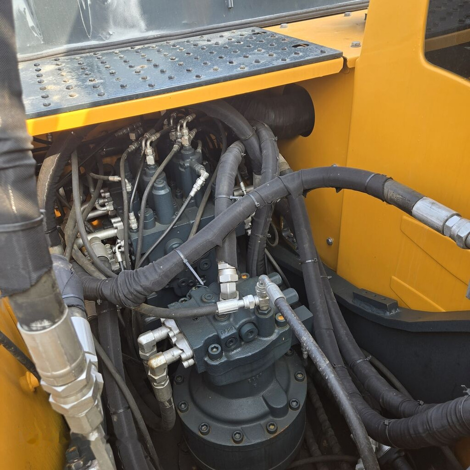 Ratastel ekskavaator Hyundai R210W-9: pilt 9