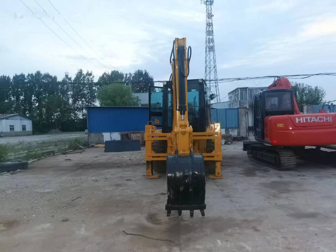 JCB 3CX with four-way shovel - Ekskavaator-laadur: pilt 5 JCB 3CX with four-way shovel - Ekskavaator-laadur: pilt 5