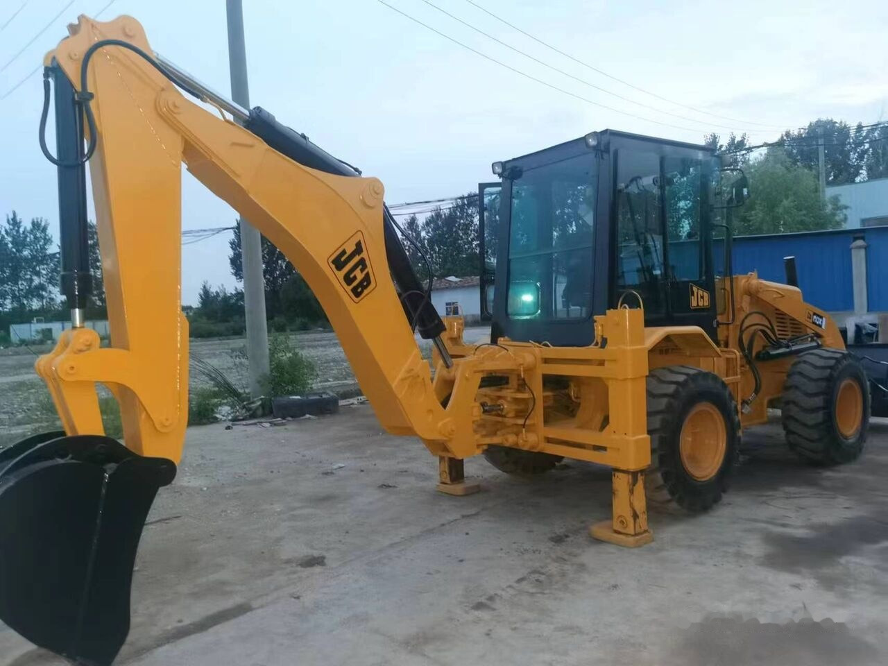 JCB 3CX with four-way shovel - Ekskavaator-laadur: pilt 2 JCB 3CX with four-way shovel - Ekskavaator-laadur: pilt 2