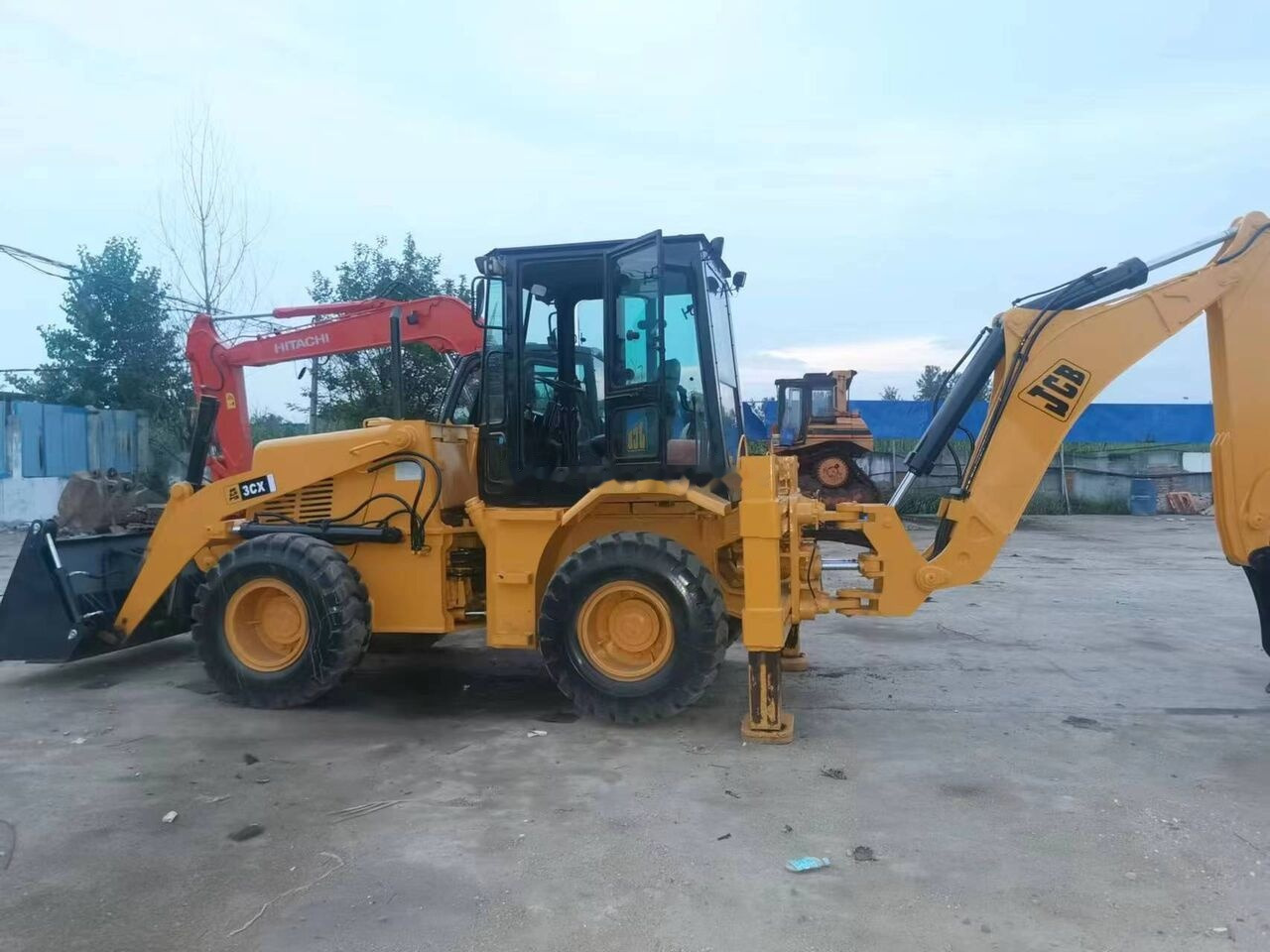 JCB 3CX with four-way shovel - Ekskavaator-laadur: pilt 3 JCB 3CX with four-way shovel - Ekskavaator-laadur: pilt 3