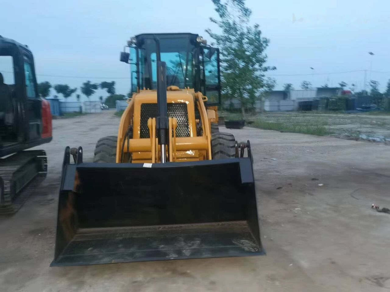 JCB 3CX with four-way shovel - Ekskavaator-laadur: pilt 4 JCB 3CX with four-way shovel - Ekskavaator-laadur: pilt 4