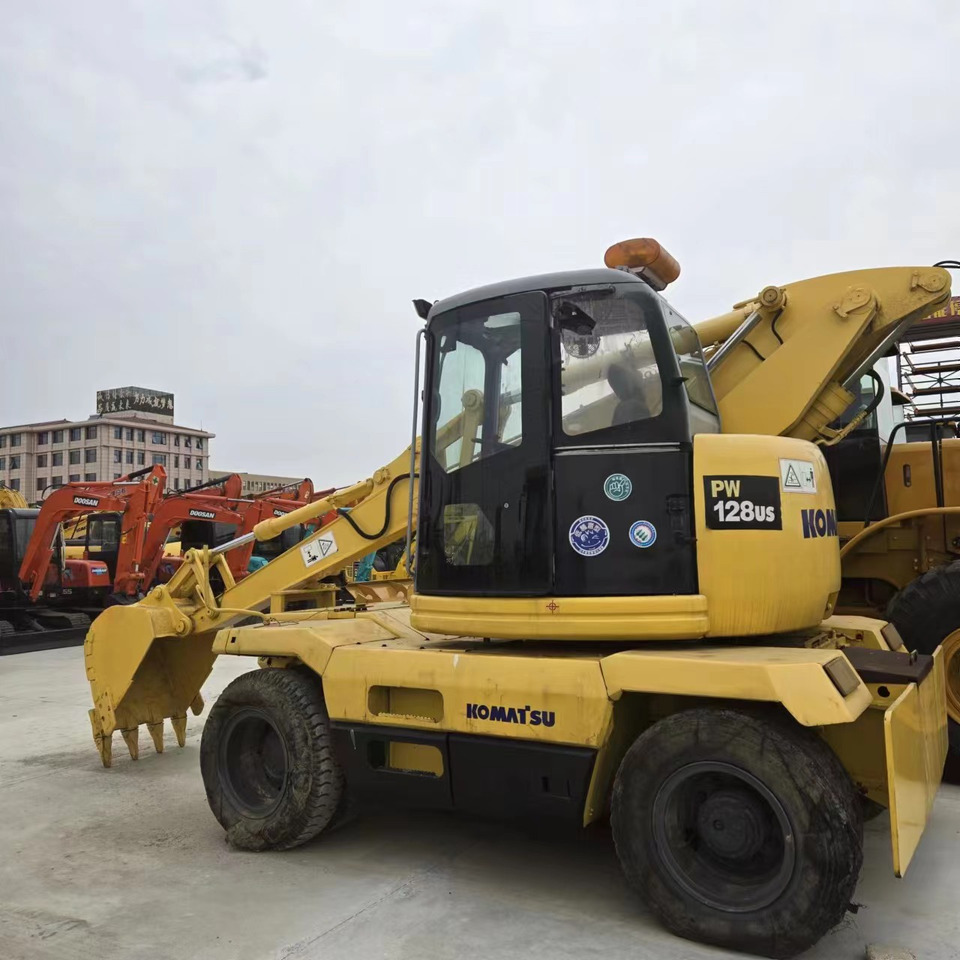 KOMATSU PC128US - Ratastel ekskavaator: pilt 3 KOMATSU PC128US - Ratastel ekskavaator: pilt 3