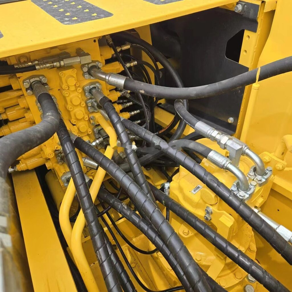Lintekskavaator Komatsu PC200-8: pilt 11