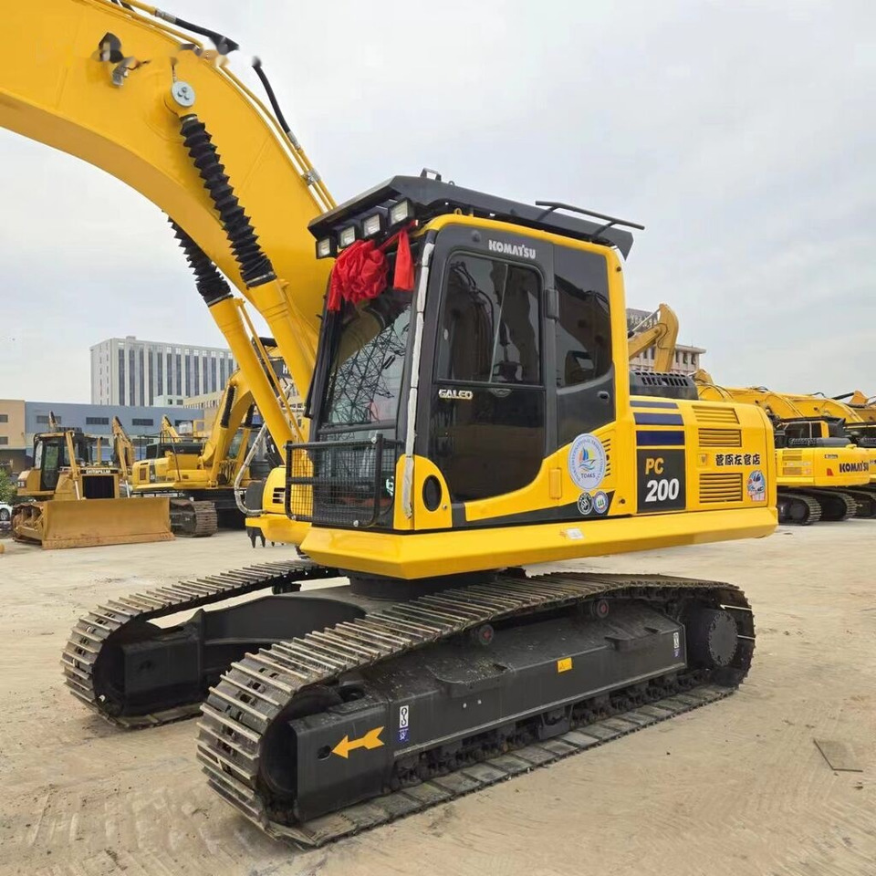 Lintekskavaator Komatsu PC200-8: pilt 8