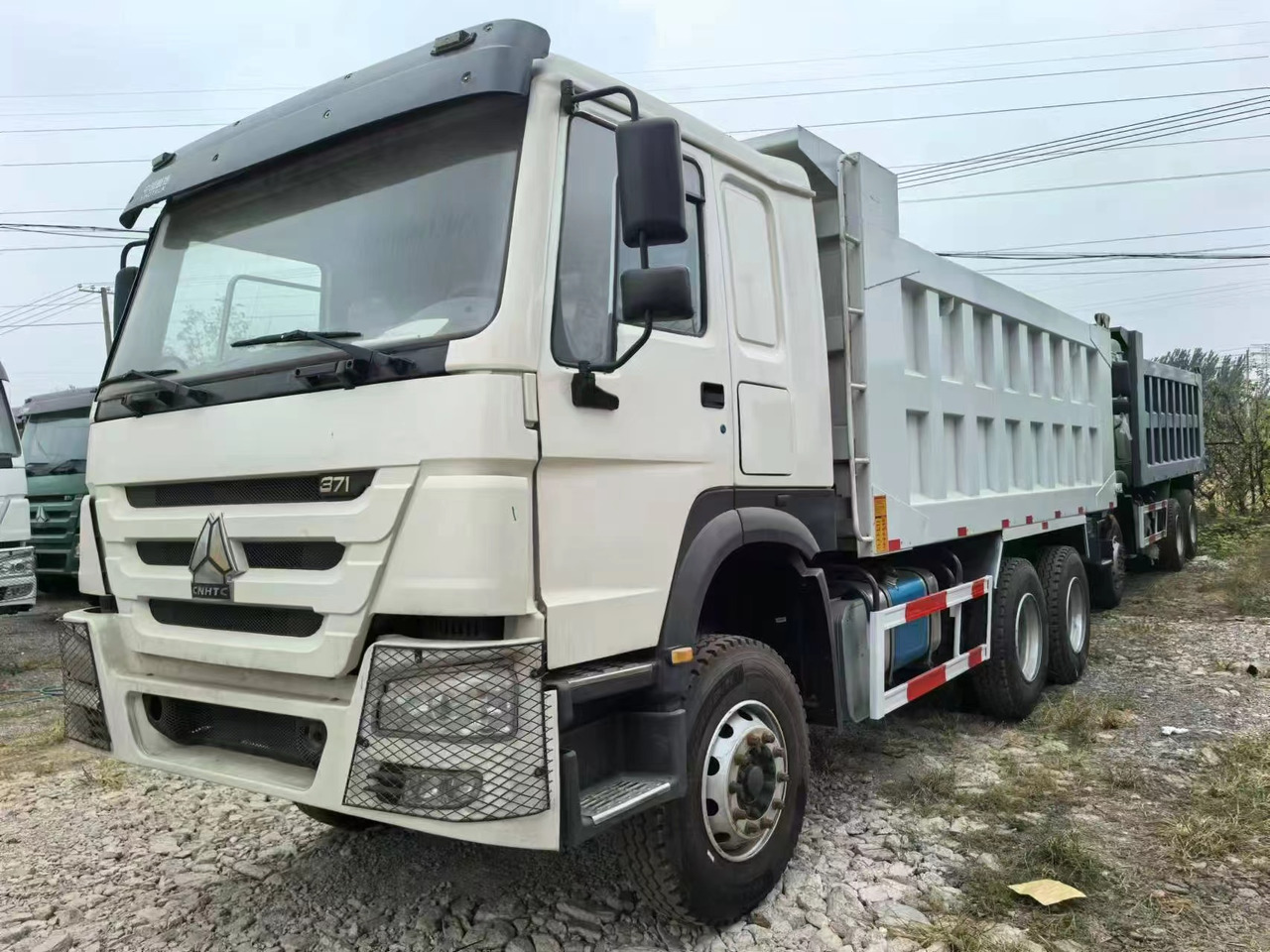 SINOTRUK HOWO 6x4 - Külmutiga veoauto: pilt 1 SINOTRUK HOWO 6x4 - Külmutiga veoauto: pilt 1