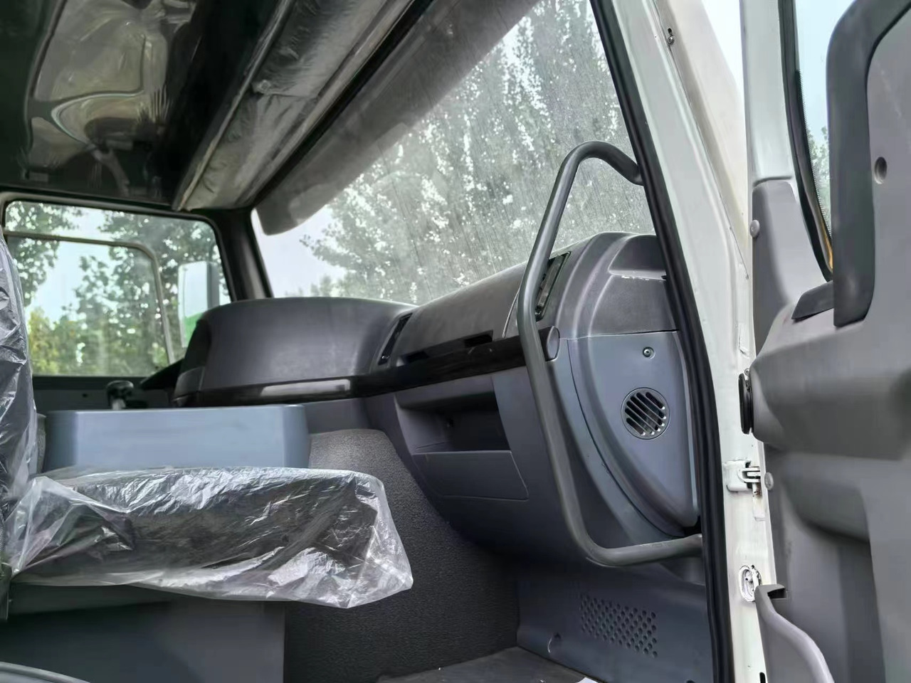 SINOTRUK HOWO 6x4 - Külmutiga veoauto: pilt 5 SINOTRUK HOWO 6x4 - Külmutiga veoauto: pilt 5