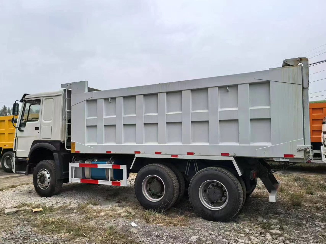 SINOTRUK HOWO 6x4 - Külmutiga veoauto: pilt 3 SINOTRUK HOWO 6x4 - Külmutiga veoauto: pilt 3