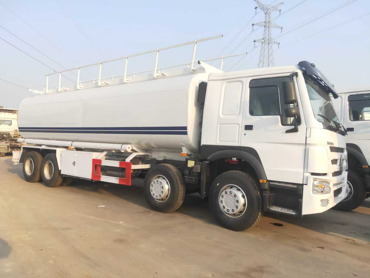 SINOTRUK HOWO Fuel Tank - Tsisternauto: pilt 2 SINOTRUK HOWO Fuel Tank - Tsisternauto: pilt 2