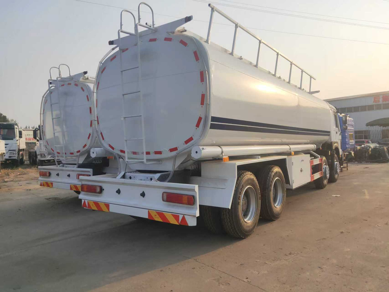 SINOTRUK HOWO Fuel Tank - Tsisternauto: pilt 4 SINOTRUK HOWO Fuel Tank - Tsisternauto: pilt 4