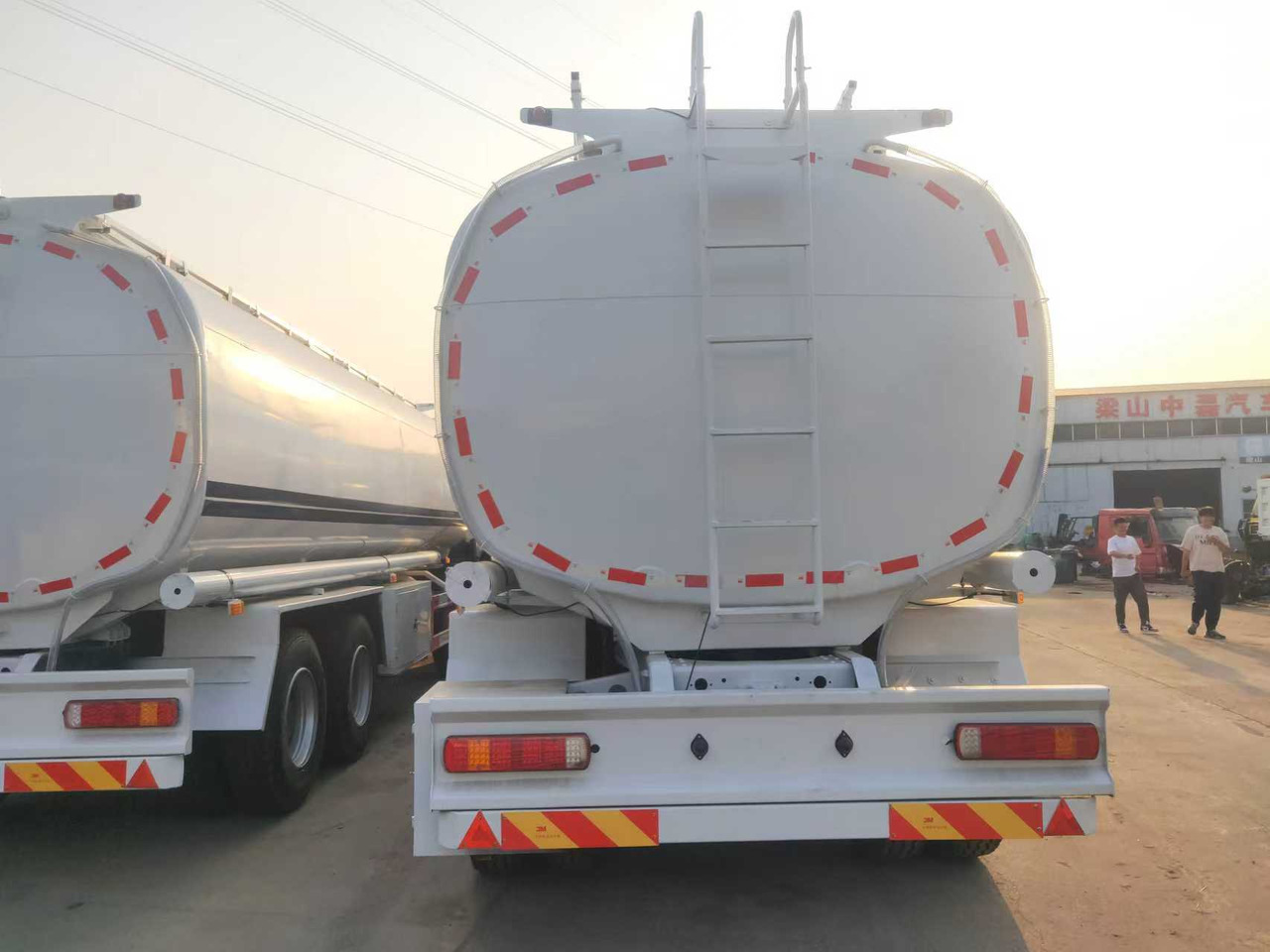 SINOTRUK HOWO Fuel Tank - Tsisternauto: pilt 5 SINOTRUK HOWO Fuel Tank - Tsisternauto: pilt 5