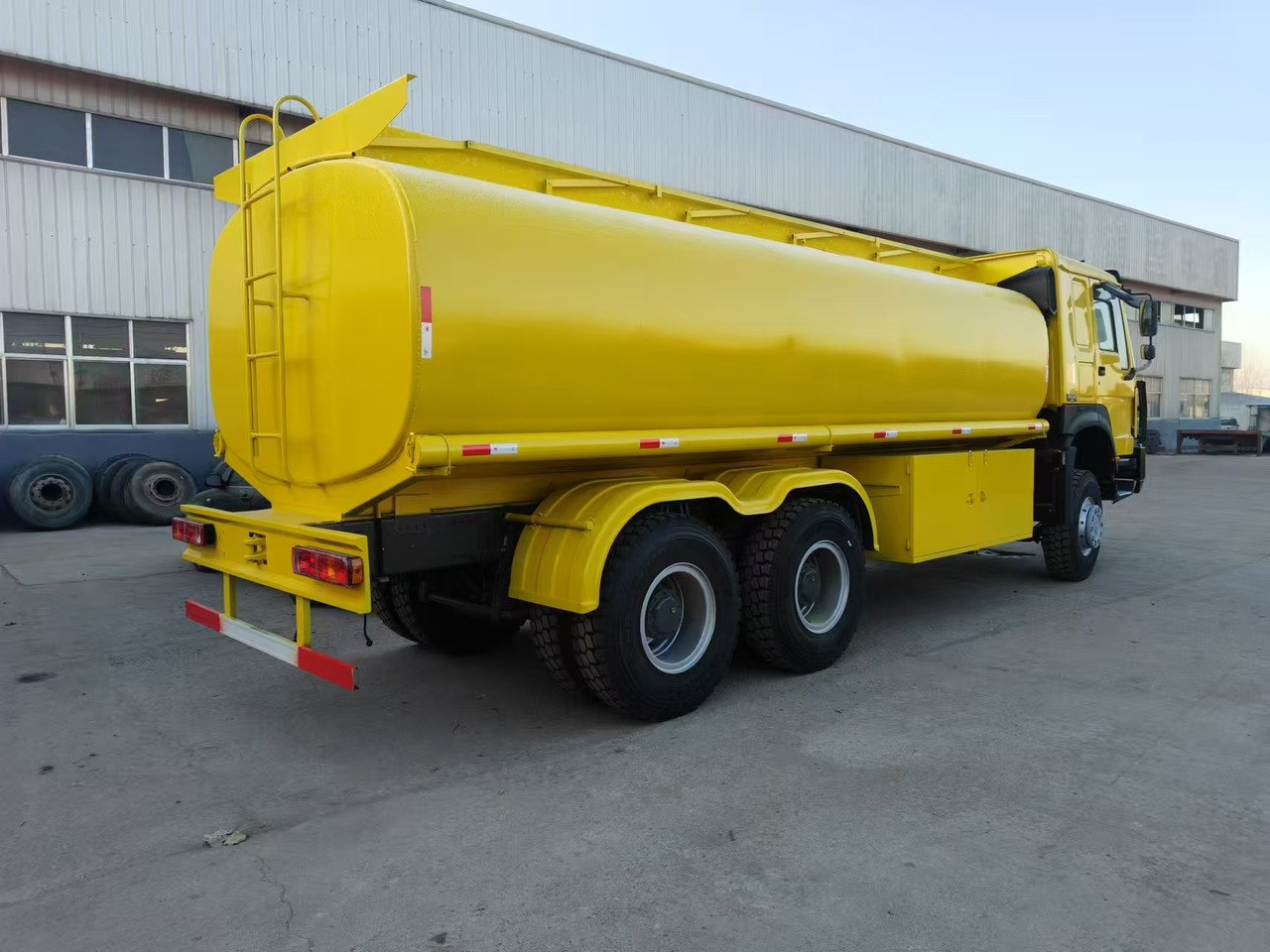 SINOTRUK HOWO - Tsisternauto: pilt 3 SINOTRUK HOWO - Tsisternauto: pilt 3
