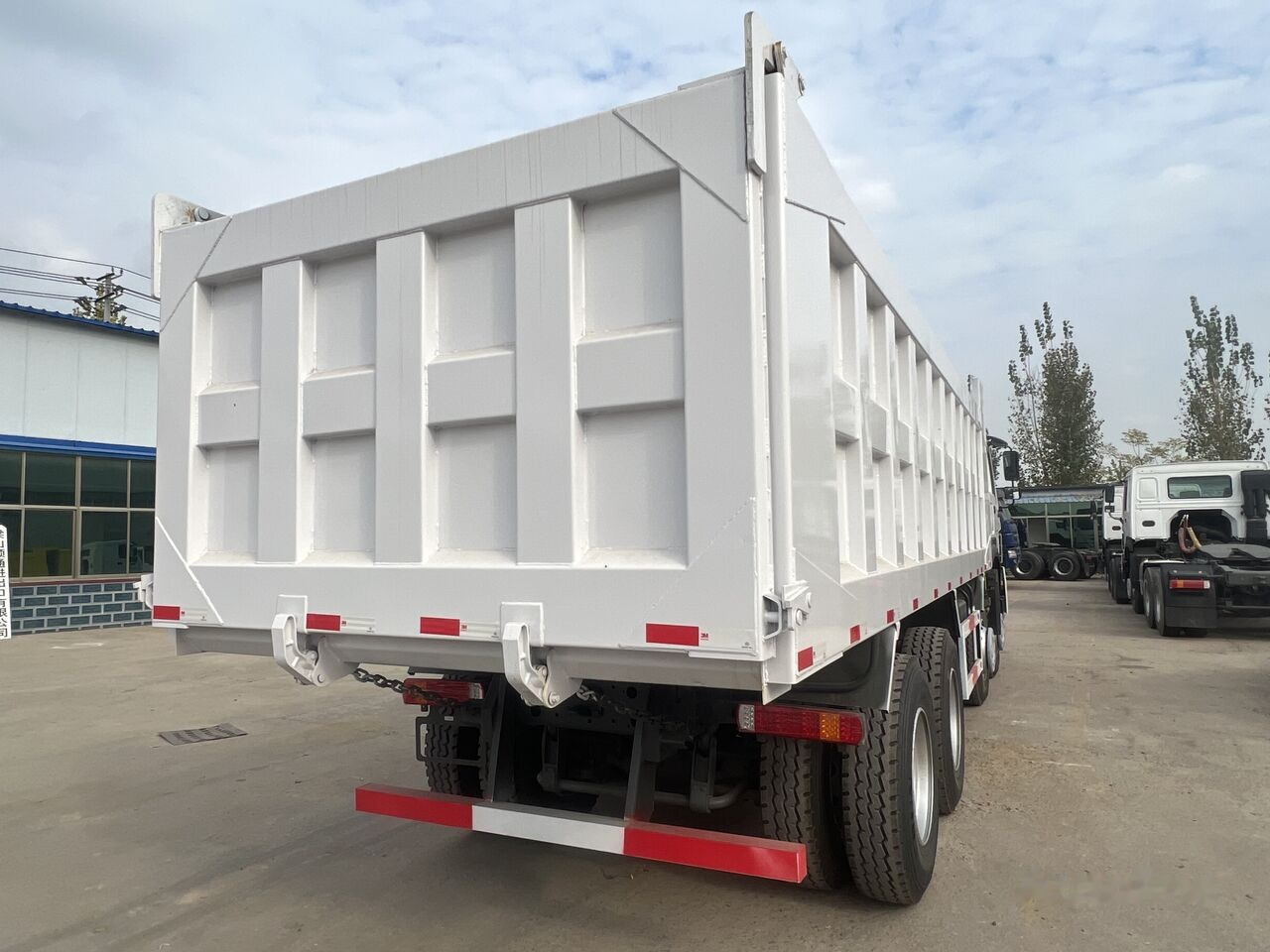 Sinotruk Howo 8*4 - Kallurauto: pilt 4 Sinotruk Howo 8*4 - Kallurauto: pilt 4
