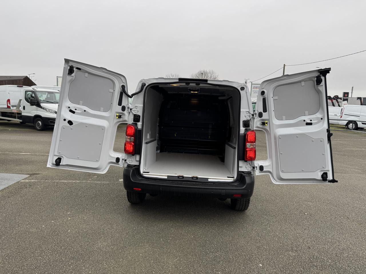 CITROEN Jumpy M 2.0 BlueHDi - 145 S&S - BV EAT8 III FOURGON . PHASE 2 - Kaubik: pilt 3 CITROEN Jumpy M 2.0 BlueHDi - 145 S&S - BV EAT8 III FOURGON . PHASE 2 - Kaubik: pilt 3