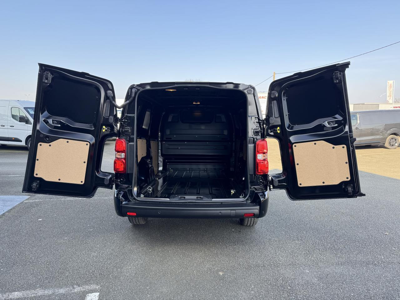 Citroen Jumpy 2 PLACES XL 2.0 BLUEHDI 180CH S&S PACK PREMIUM CONNECT EAT8 - Kaubik: pilt 2 Citroen Jumpy 2 PLACES XL 2.0 BLUEHDI 180CH S&S PACK PREMIUM CONNECT EAT8 - Kaubik: pilt 2