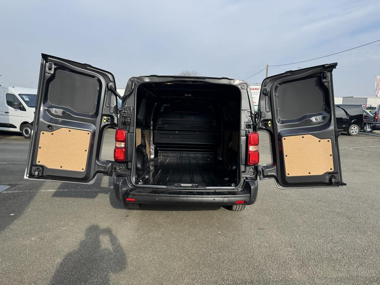 Citroen Jumpy M 2.0 BlueHDi 180CH EAT8 PACK LOOK - Väike kaubik: pilt 3 Citroen Jumpy M 2.0 BlueHDi 180CH EAT8 PACK LOOK - Väike kaubik: pilt 3