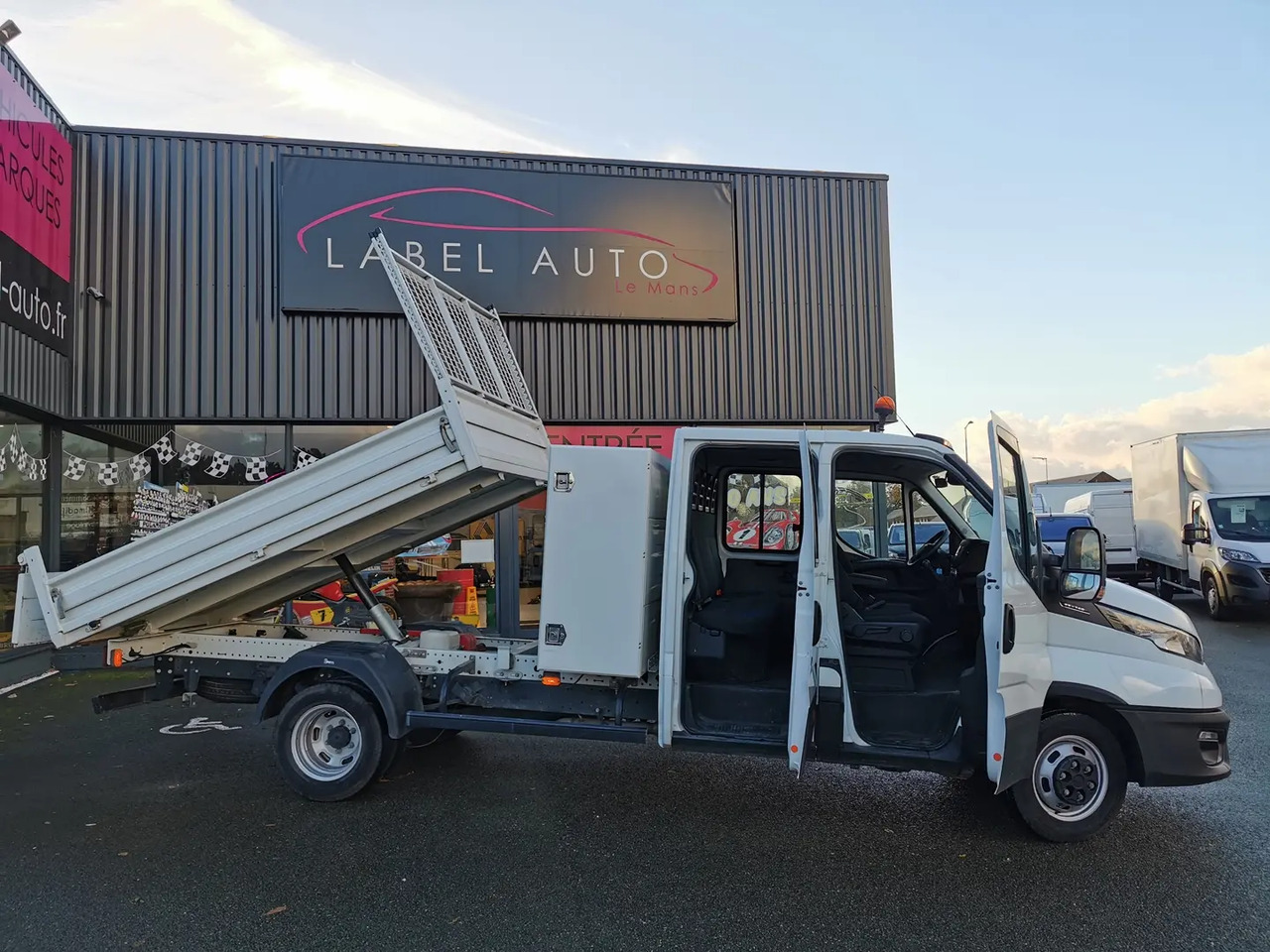 Iveco Daily 35C14H EMPATTEMENT 3750 - Tarbesõiduk kallur, Meeskonnaauto: pilt 1 Iveco Daily 35C14H EMPATTEMENT 3750 - Tarbesõiduk kallur, Meeskonnaauto: pilt 1
