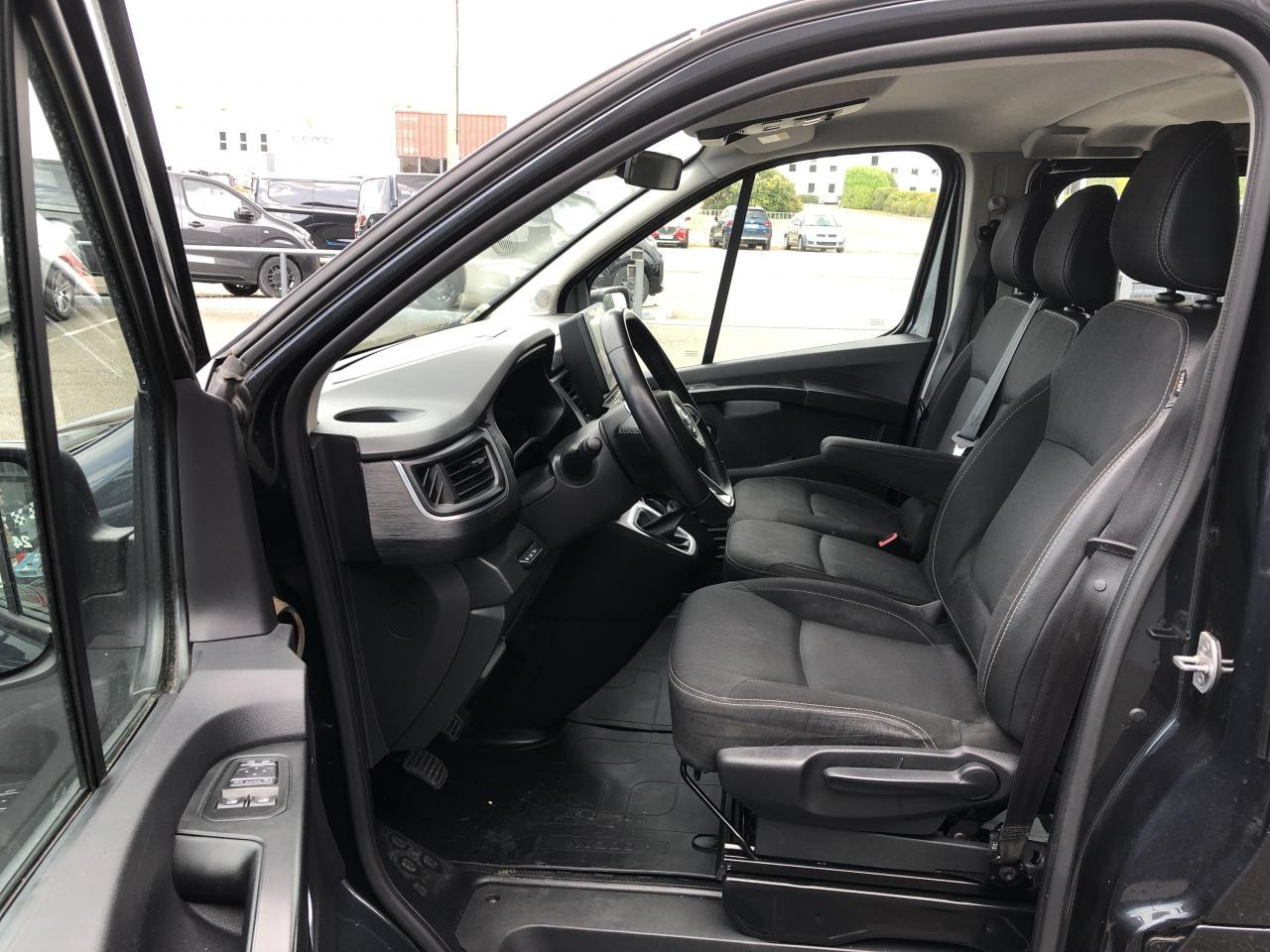 NISSAN PRIMASTAR COMBI L2H1 9 PLACES 2.0 DCI 145CH N-CONNECTA - Väikebuss, Mikrobuss: pilt 4 NISSAN PRIMASTAR COMBI L2H1 9 PLACES 2.0 DCI 145CH N-CONNECTA - Väikebuss, Mikrobuss: pilt 4