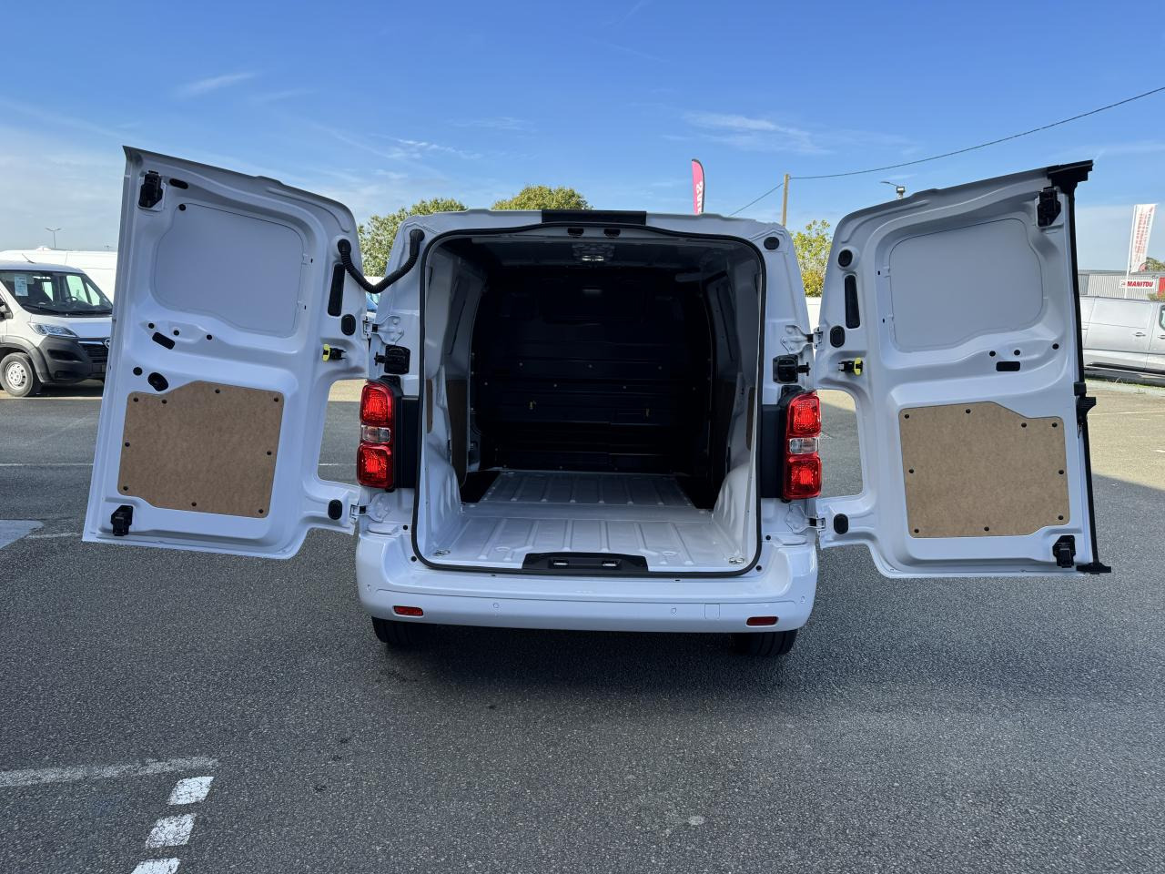 PEUGEOT Expert M 2.0 BlueHDi - 145 S&S - BV EAT8 III FOURGON Fourgon PHASE 2 - Kaubik: pilt 3 PEUGEOT Expert M 2.0 BlueHDi - 145 S&S - BV EAT8 III FOURGON Fourgon PHASE 2 - Kaubik: pilt 3