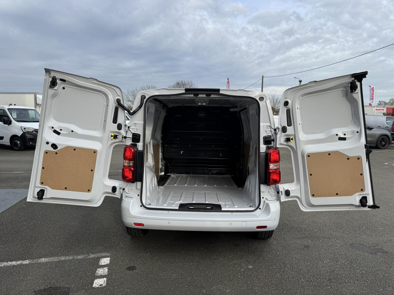 PEUGEOT Expert M 2.0 BlueHDi - 145 S&S - BV EAT8 III FOURGON Fourgon PHASE 2 - Kaubik: pilt 3 PEUGEOT Expert M 2.0 BlueHDi - 145 S&S - BV EAT8 III FOURGON Fourgon PHASE 2 - Kaubik: pilt 3