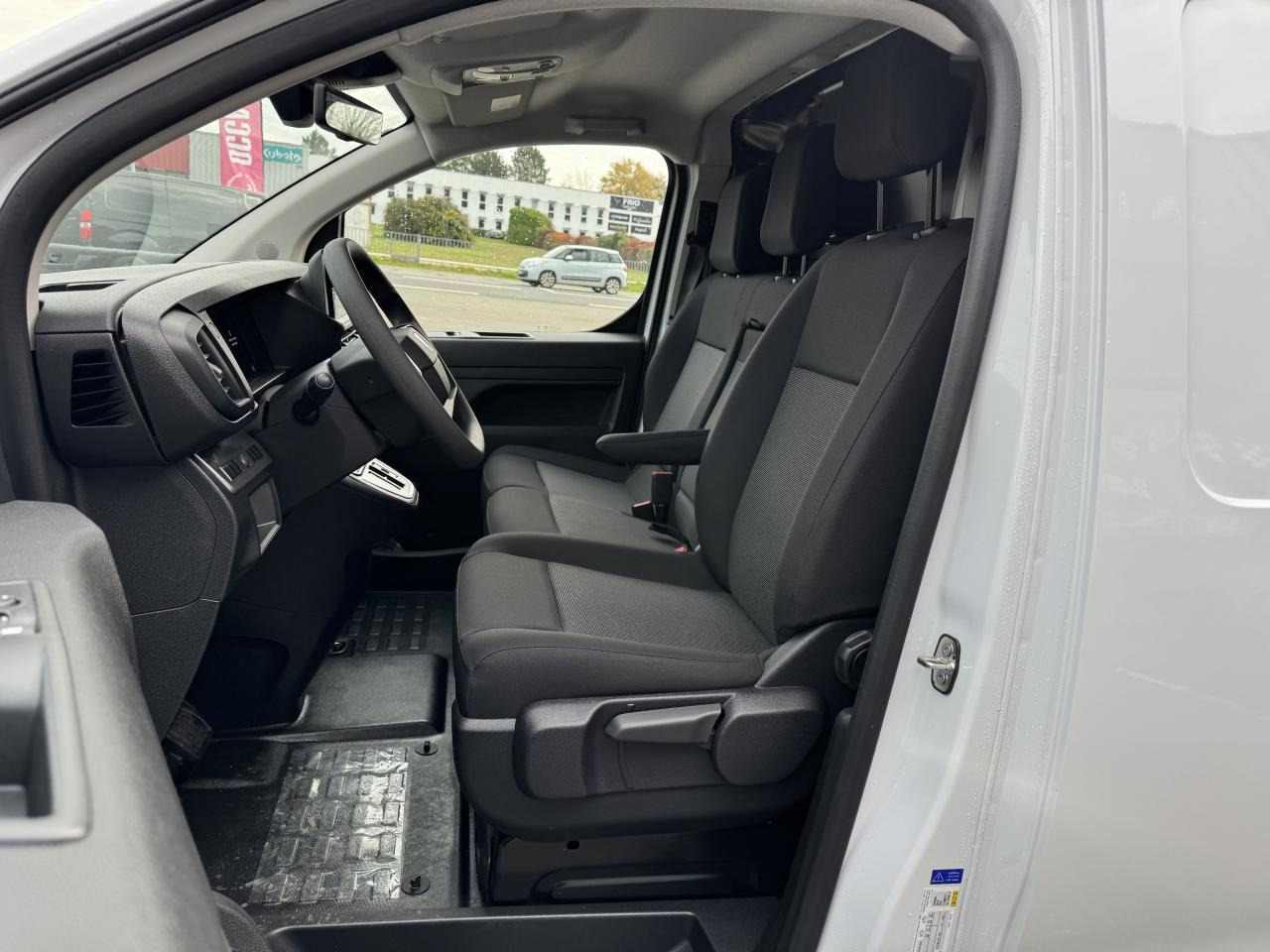 PEUGEOT Expert M 2.0 BlueHDi - 145 S&S - BV EAT8 III FOURGON Fourgon PHASE 2 - Kaubik: pilt 5 PEUGEOT Expert M 2.0 BlueHDi - 145 S&S - BV EAT8 III FOURGON Fourgon PHASE 2 - Kaubik: pilt 5