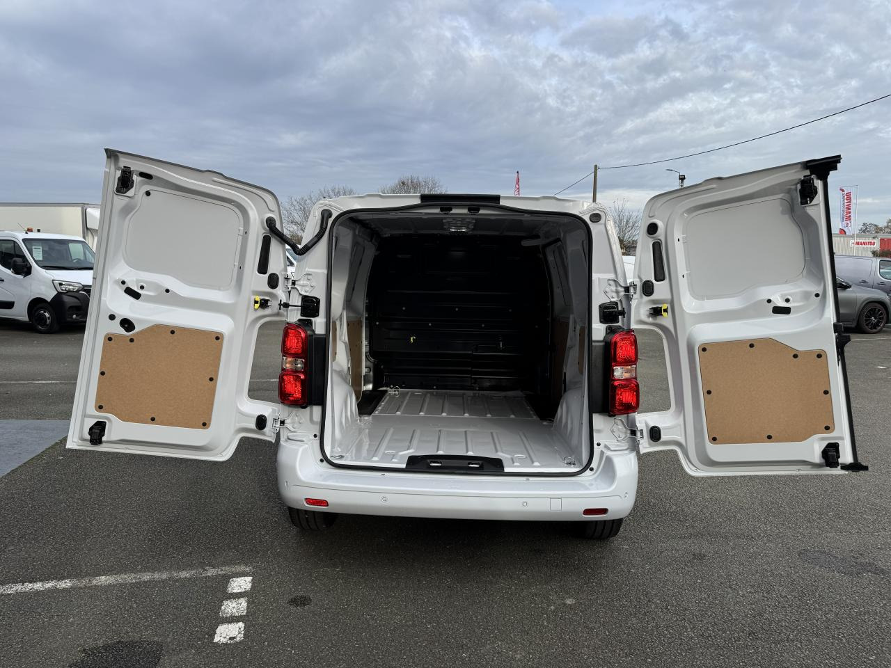 PEUGEOT Expert M 2.0 BlueHDi - 180 S&S - BV EAT8 III FOURGON Fourgon PHASE 2 - Kaubik: pilt 3 PEUGEOT Expert M 2.0 BlueHDi - 180 S&S - BV EAT8 III FOURGON Fourgon PHASE 2 - Kaubik: pilt 3