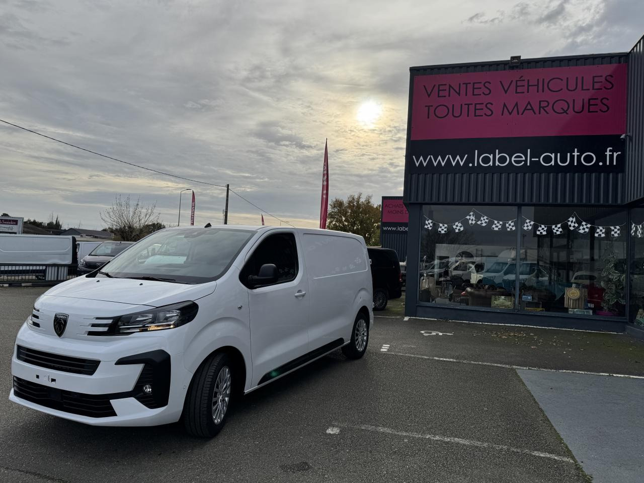 PEUGEOT Expert M 2.0 BlueHDi - 180 S&S - BV EAT8 III FOURGON Fourgon PHASE 2 - Kaubik: pilt 1 PEUGEOT Expert M 2.0 BlueHDi - 180 S&S - BV EAT8 III FOURGON Fourgon PHASE 2 - Kaubik: pilt 1