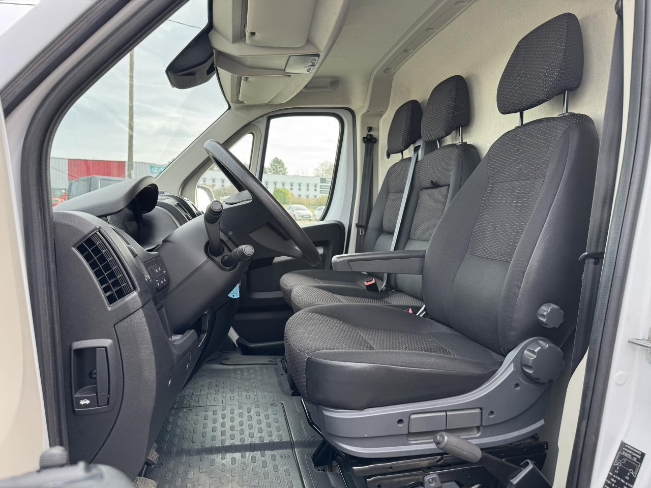 Peugeot Boxer 330 L1H1 2.2 BLUEHDI S&S 140CH ASPHALT - Kaubik: pilt 4 Peugeot Boxer 330 L1H1 2.2 BLUEHDI S&S 140CH ASPHALT - Kaubik: pilt 4